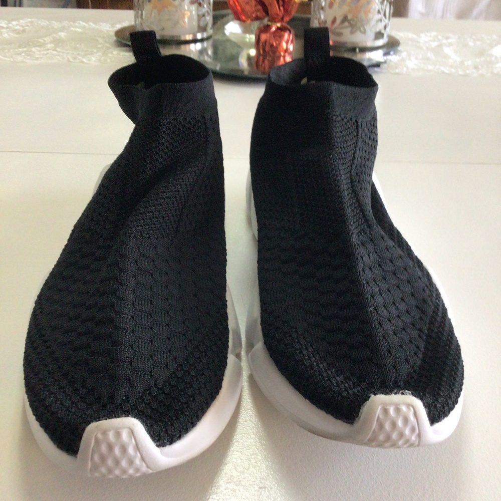 Women’s Size 10 Black pull on sneakers